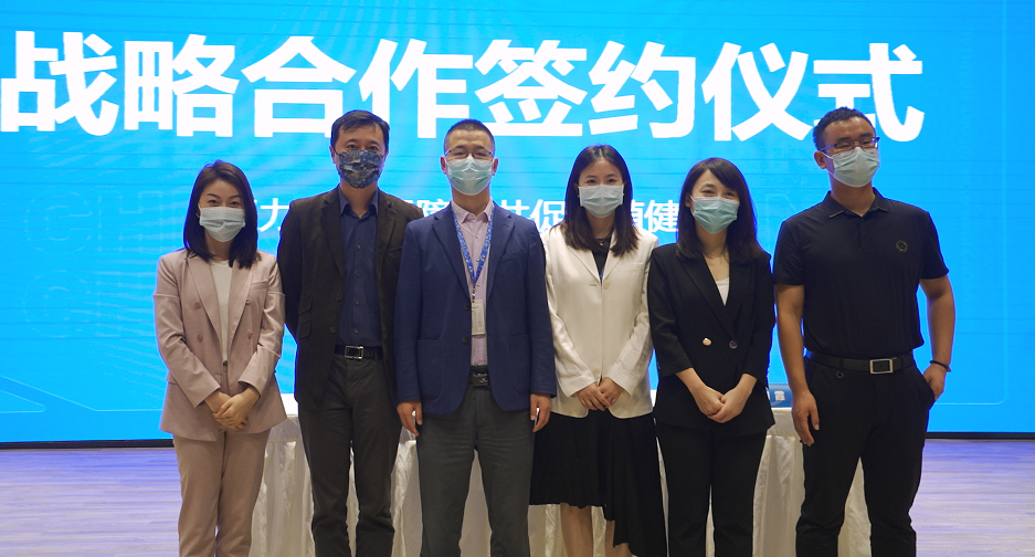 2022年9月26日上午，四川锦欣西囡妇女儿童医院(毕昇院区)执行院长田二坡、运营副院长施玮，平安产险医疗健康事业部副总经理胡霞，医疗健康事业部项目总监杨婉竹，国药宸汐健康创新健康险总经理张迪等相关领导出席三方战略合作签约仪式。