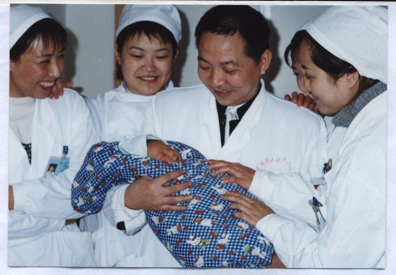 2000年开始引进辅助生殖技术。不负努力，一年后，我们的医护团队成功帮助一对夫妇迎来了宝宝，这也是我们的第一例试管宝宝。