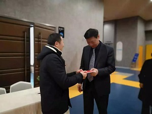 万科局长参观并了解研究所科研项目,对当前医院取得的成绩表达了肯定