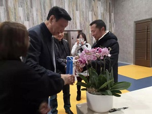 当天上午,锦江区卫健局党组成员、局长万科一行人来到四川锦欣西囡妇女儿童医院(毕昇院区),并为顾江教授送上了慰问品,并鼓励其在新的一年里继续努力,取得更好的成绩
